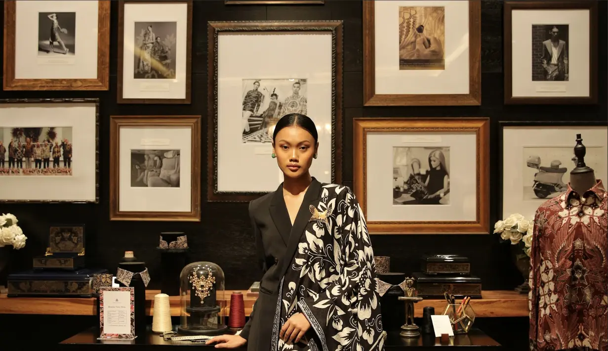  Fimela/ Batik: Iwan Tirta/ Makeup: Laura Mercier/ Hair: Shiseido Professional Indonesia/ Model: Mazzaya from Studio47)