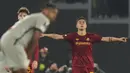 Selebrasi pemain AS Roma, Paulo Dybala (kanan) setelah mencetak gol ke gawang FC Salzburg dalam laga leg kedua play-off babak Liga Europa 2022/2023 yang berlangsung Olimpico Stadium, Jumat (24/2/2023). (AP Photo/Alessandra Tarantino)