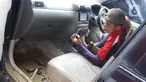 Mekanik mengecek komponen mobil yang terendam banjir di sebuah bengkel di Jakarta, Rabu (8/1/2020). Kerusakan pada mobil yang terendam banjir meliputi interior, kabel dan kelistrikan, serta bagian mesin. (Liputan6.com/Angga Yuniar)