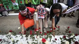 Massa melakukan aksi tancap bunga mawar merah dan putih di lokasi sidang vonis Basuki Tjahaja Purnama (Ahok) di Kementerian Pertanian, Jakarta, Selasa (9/5). Aksi itu diartikan sebagai bentuk rasa cinta pendukung kepada Ahok. (Liputan6.com/Faizal Fanani)