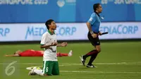 Gelandang timnas Indonesia U-23, Evan Dimas Darmono (tengah) berdoa usai laga melawan Singapura di penyisihan Grup A SEA Games 2015 di Stadion Jalan Besar Singapura, Kamis (11/6/2015). Indonesia unggul 1-0 atas Singapura. (Liputan6.com/Helmi Fithriansyah)