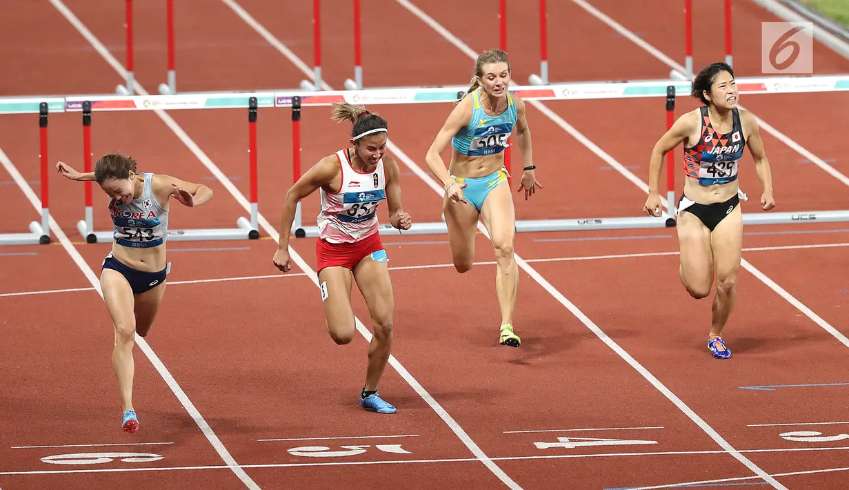 Pelari Indonesia, Nova Emilia (kedua kiri) saat bertanding pada final atletik nomor lari halang rintang 100 meter putri di Stadion Utama GBK, Jakarta (26/8).Nova Emilia finis di posisi kedua setelah pelari Korea Selatan. (Liputan6.com/Fery Pradolo)