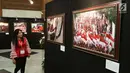 Seorang wanita melihat pameran foto sejarah PDIP di JCC, Jakarta, Rabu (10/1). Pameran foto tersebut merupakan rekam jejak perjalanan PDIP di HUT yang ke-45. (Liputan6.com/Angga Yuniar)