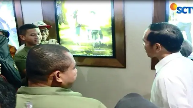 Jokowi menonton bersama putrinya Kahiyang Ayu dan sang menantu, yakni Bobby Nasution. Pada saat bersamaan, masyarakat  antusias untuk foto bersama presiden.