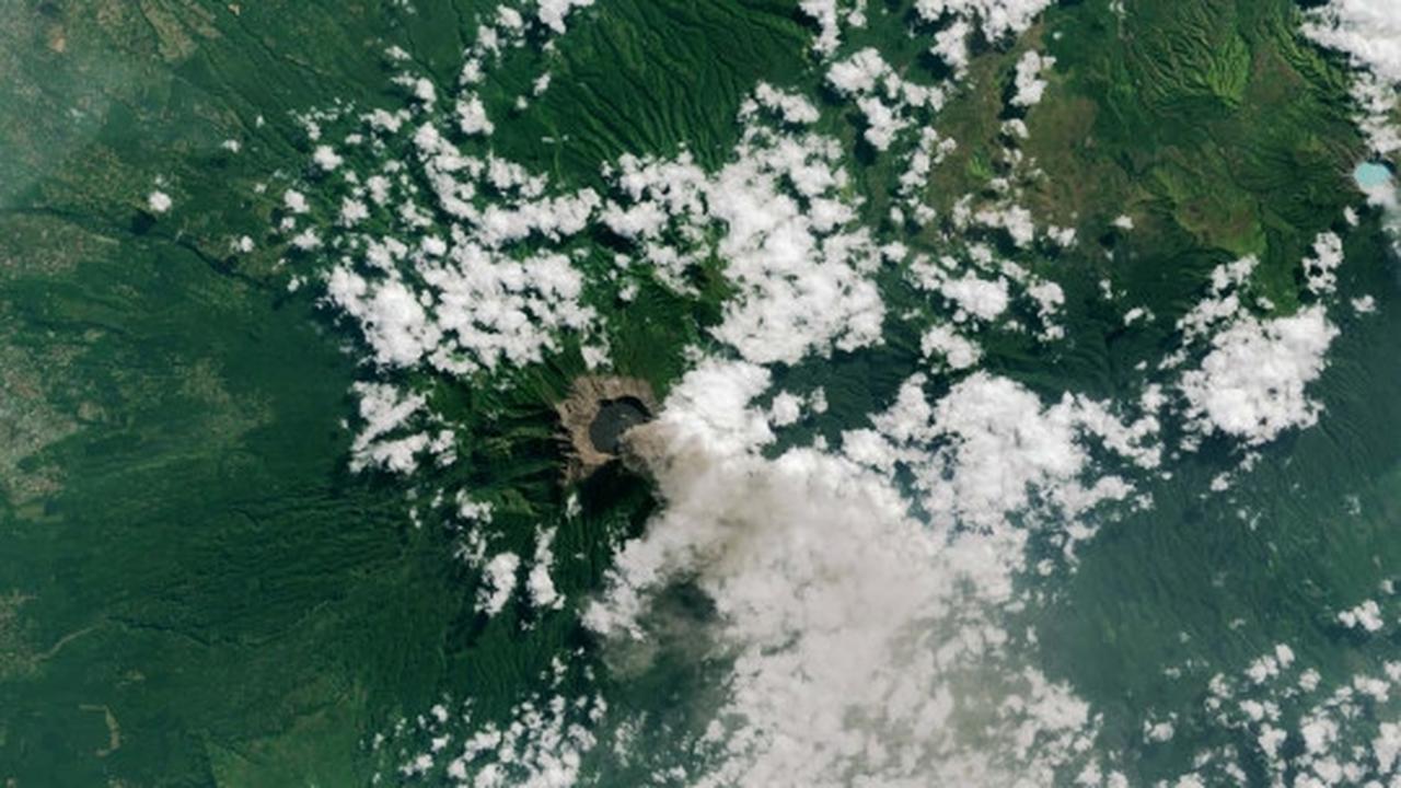 Penampakan aktivitas erupsi Gunung Raung dari satelit NASA