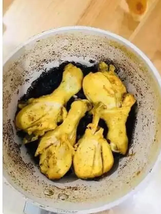 8 Potret Momen Apes Masak Ayam, Ada yang Gosong Hingga Jadi Abu