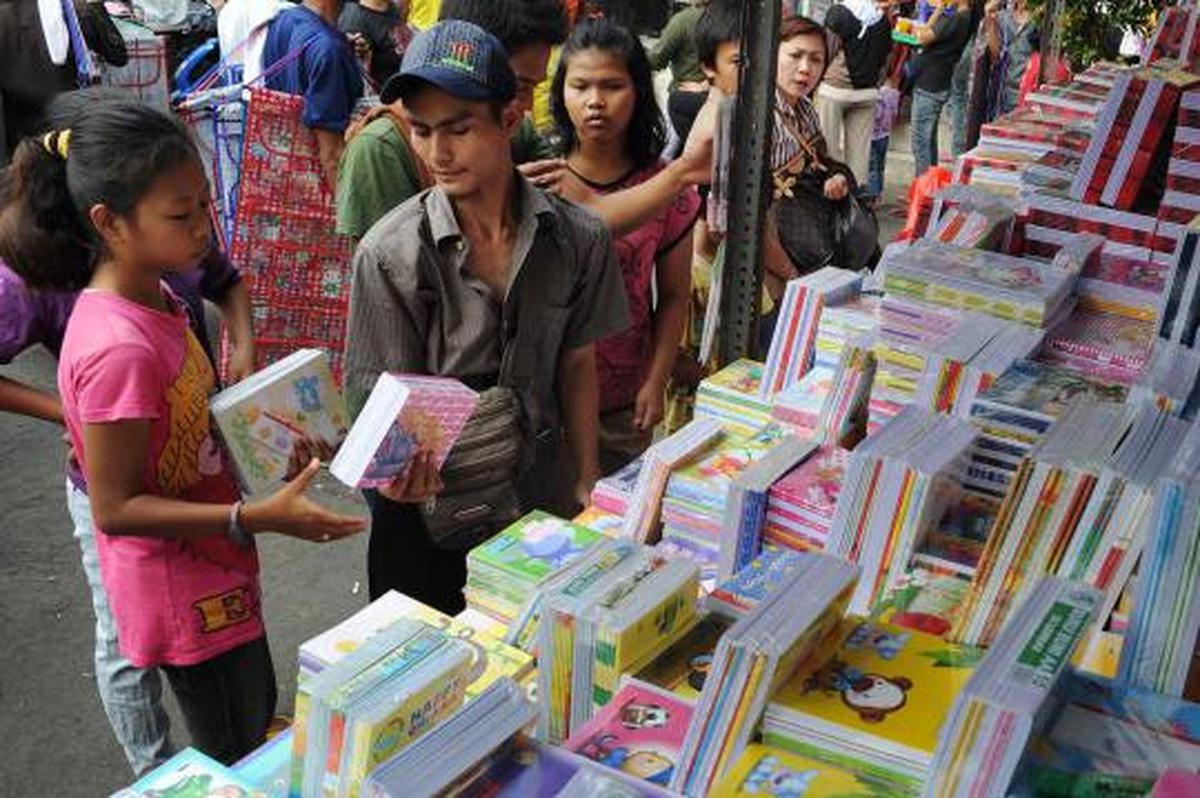 Berburu seragam sekolah di Pasar Jatinegara