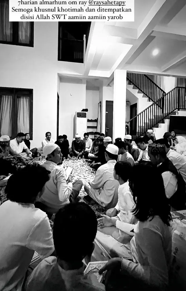 7 Potret Dewi Yull ikut tahlilan 7 hari meninggalnya Ray Sahetapy, kenang kebaikan mantan suami