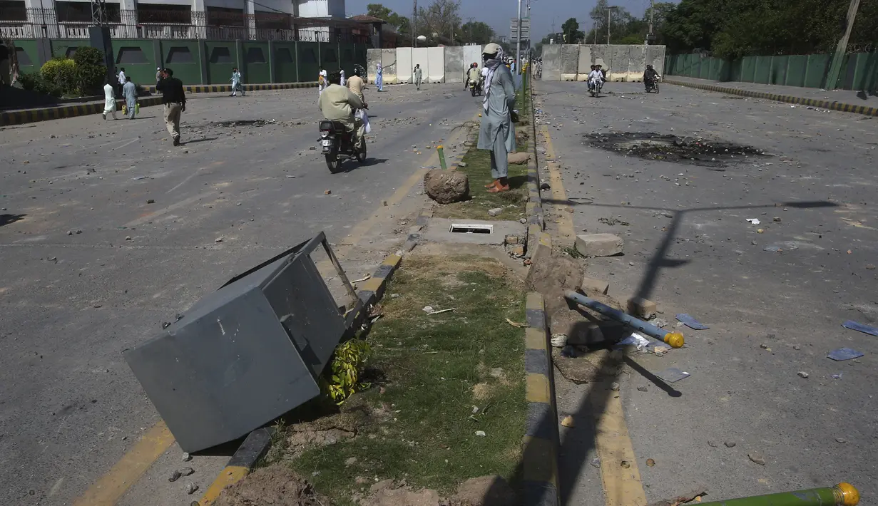 Pakistan bersiap-siap untuk menghadapi lebih banyak kekacauan sehari setelah mantan Perdana Menteri Imran Khan diseret dari pengadilan di Islamabad dan para pendukungnya bentrok dengan polisi di seluruh negeri. (AP Photo/Muhammad Sajjad)
