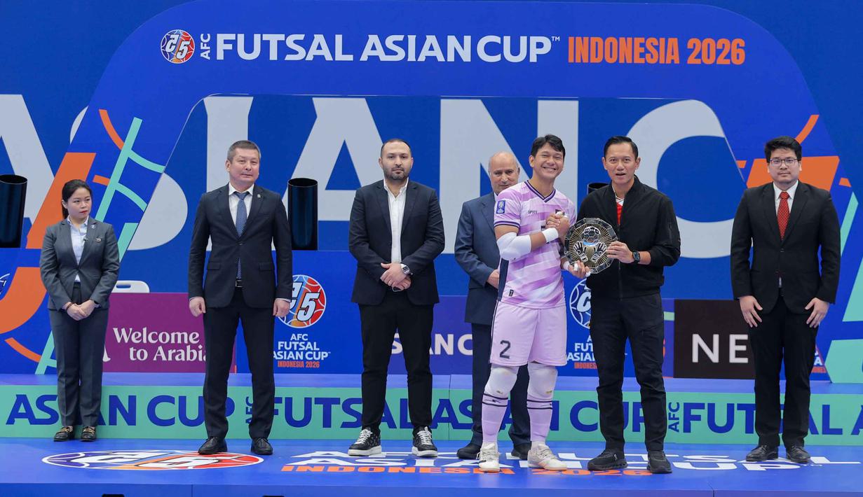 Pemain Timnas Futsal Indonesia, Ahmad Habiebie (kelima kiri) menerima penghargaan sebagai penjaga gawang terbaik usai laga final Piala Asia Futsal 2026 di Indonesia Arena, Kompleks Gelora Bung Karno, Senayan, Jakarta, Sabtu (7/2/2026). (Bola.com/Bagaskara Lazuardi)