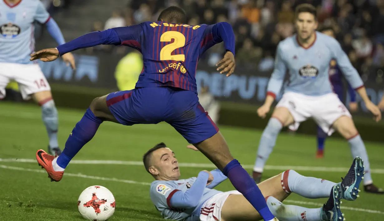 Bek Barcelona, Nelson Semedo, berusaha melewati striker Celta Vigo, Iago Aspas, pada leg pertama babak 16 besar Copa del Rey di Stadion Balaidos, Kamis (4/1/2018). Kedua tim bermain imbang 1-1. (AP/Lalo R. Villar)