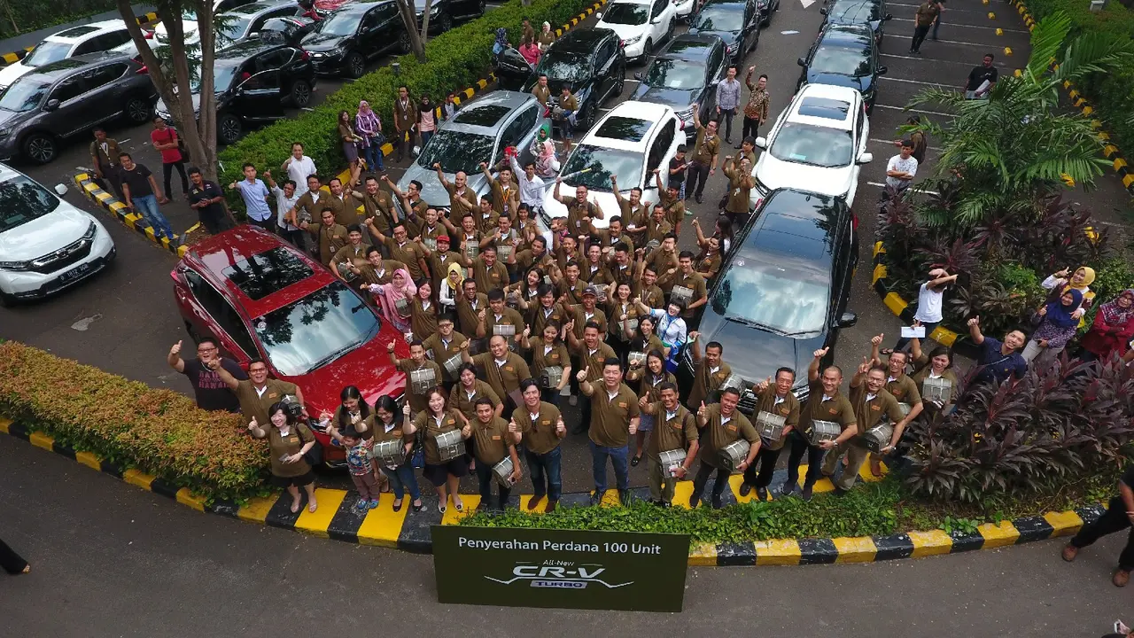 Honda Serahkan 100 Unit Pertama Honda CR-V Turbo ke Konsumen )Foto:Istimewa)