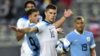 Pemain Inggris U-20, Ronnie Edwards (kanan) berebut bola dengan pemain Uruguay U-20, Andreas Ferrari pada pada lanjutan Grup E Piala Dunia U-20 2023 di Estadio Ciudad de La Plata, Argentina, Jumat (26/05/2023) WIB. Laga dimenangkan oleh Inggris dengan skor 3-2. (AP Photo/Gustavo Garello)