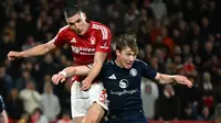 Bek Nottingham Forest asal Serbia #31, Nikola Milenkovic (kiri), melompat di atas penyerang Manchester United asal Denmark #09, Rasmus Hojlund, selama pertandingan Liga Primer Inggris antara Nottingham Forest dan Manchester United di The City Ground di Nottingham, Inggris bagian tengah, Rabu dini hari WIB (2-4-2025). (Paul ELLIS/AFP)