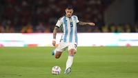 Pemain Timnas Argentina,&nbsp;Leandro Paredes&nbsp;menendang bola dalam pertandingan FIFA Matchday 2023 melawan Timnas Indonesia di Stadion Utama Gelora Bung Karno, Jakarta, Senin (19/6/2023). (Bola.com/Bagaskara Lazuardi)