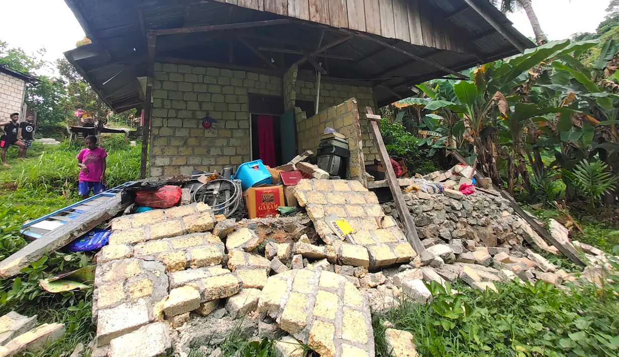 Foto yang dirilis Badan Nasional Penanggulangan Bencana (BNPB) ini menunjukkan rumah yang rusak akibat gempa di Jayapura, Provinsi Papua, Indonesia, 9 Februari 2023. Kebutuhan mendesak untuk para korban gempa adalah tenda, velbet, makanan siap saji, selimut, tikar, dan air mineral. (BNPB via AP)