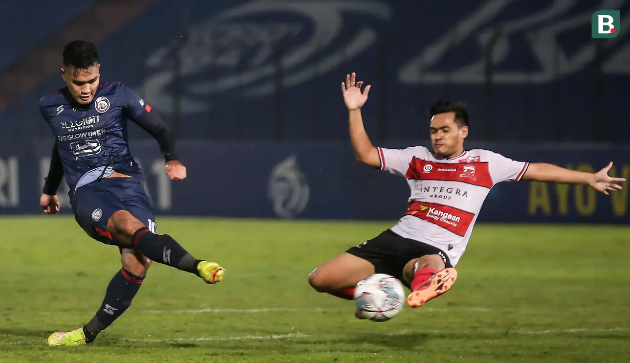 Permainan lebih menarik setelah skor 1-1. Arema nyaris unggul lagi di menit 55. Sayang, tembakan M. Rafli yang dapat umpan matang dari Fortes masih bisa ditepis. (Bola.com/Bagaskara Lazuardi)