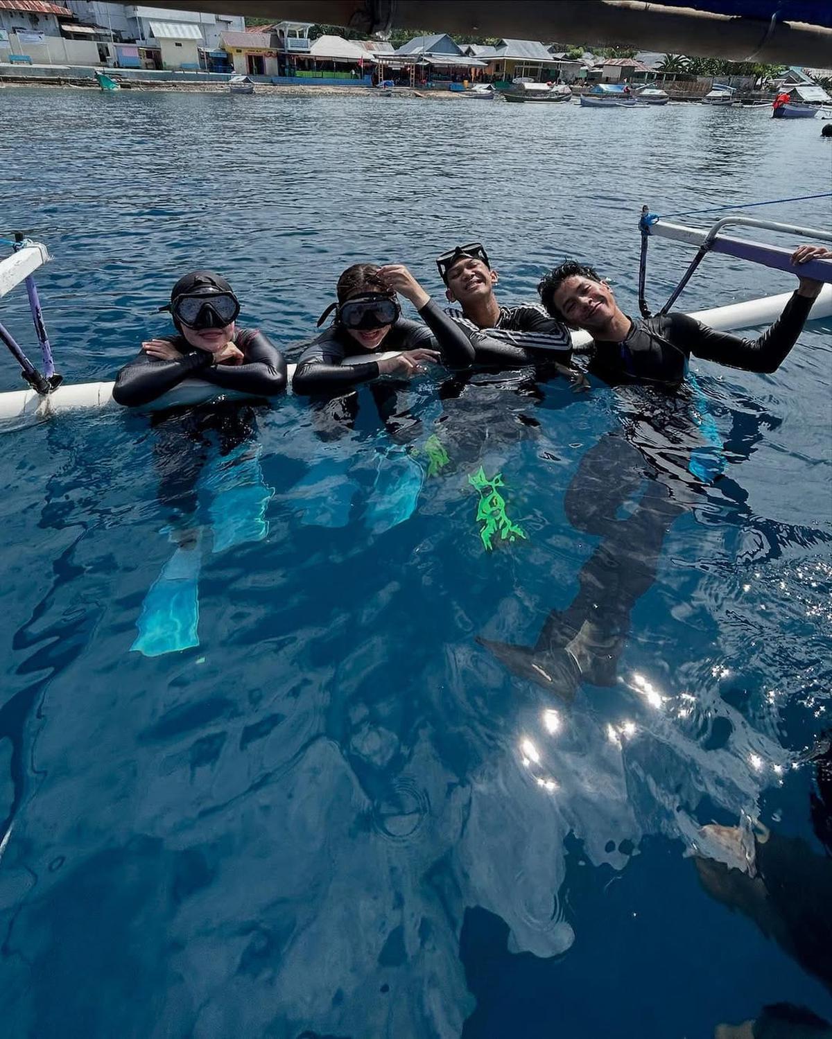 Potret Tiara Andini Berenang Bareng 2 Hiu Paus di Gorontalo