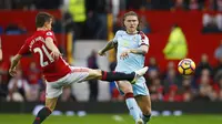 Ander Herrera saat berebut bola dengan gelandang Burnley Jeff Hendrick (Reuters / Phil Noble )