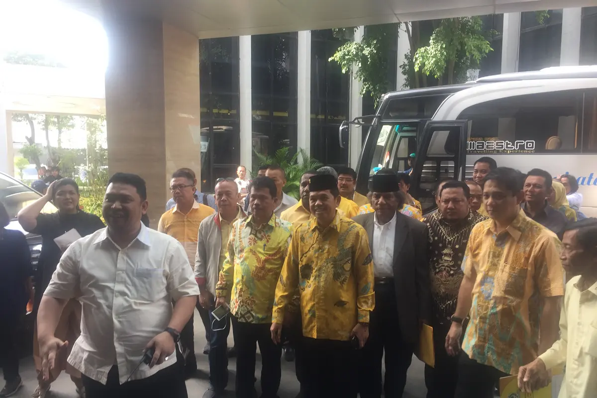 DPD GOlkar datangi DPP Golkar ajukan Munaslub (Liputan6.com/Muhammad Radityo Priyasmoro)