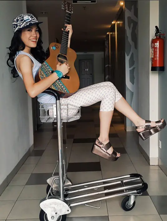 Karier Sheryl pun menanjak ketika ia menjadi presenter ‘Breakout Music’ bersama Boy William. (via instagram@sherylsheinafia/Bintang.com)