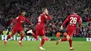 Pemain Liverpool Jordan Henderson (tengah) melakukan selebrasi usai mencetak gol ke gawang AC Milan pada pertandingan Grup B Liga Champions di Anfield, Liverpool, Inggris, Rabu (15/9/2021). Liverpool menang 3-2. (AP Photo/Rui Vieira)