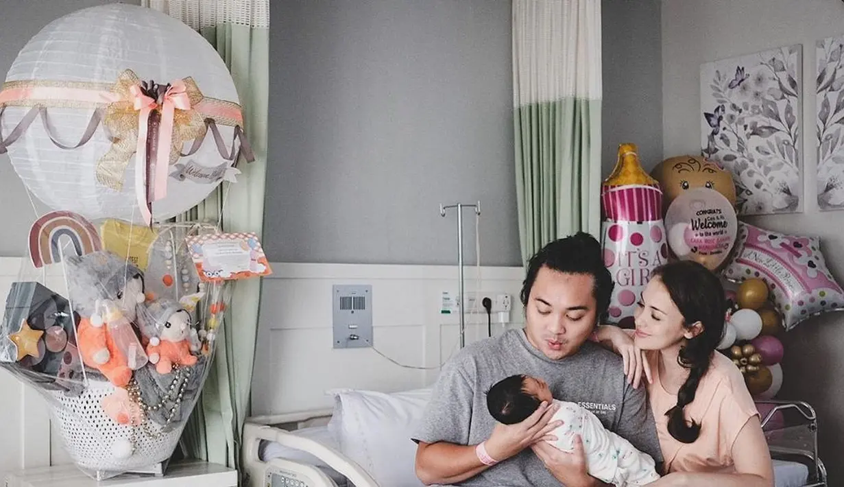 "Yang gue tahu dia orang yang bisa mengatasi rasa sakit. Saat itu gue lihatnya, waw dia kesakitan banget dan gue enggak bisa ngapa-ngapain. Gue cuma bisa megang tangannya," ucap suami Rianti Cartwright. (Instagram/riantic)