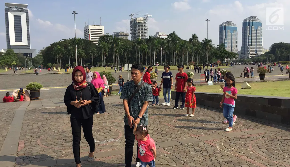 Suasana kawasan wisata Monumen Nasional (Monas) di Jakarta, Minggu (17/6). Di H+2 Lebaran, Monas masih menjadi salah satu destinasi wisata bagi warga Ibu Kota dan sekitarnya. (Liputan6.com/Immanuel Antonius)