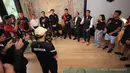 Suasana doa bersama Tim Indonesia jelang Olimpiade Paris 2024 di Rumah Garuda kawasan Saint Ouen, Paris, Prancis, Selasa (23/7/2024) yang dihadiri Ketua Umum NOC Indonesia Raja Sapta Oktohari (tengah) didampingi Duta Besar Republik Indonesia untuk Prancis Mohamad Oemar dan Chef de Mission (CdM) Olimpiade Indonesia Anindya Bakrie beserta perwakilan atlet. (Dok. NOC Indonesia)