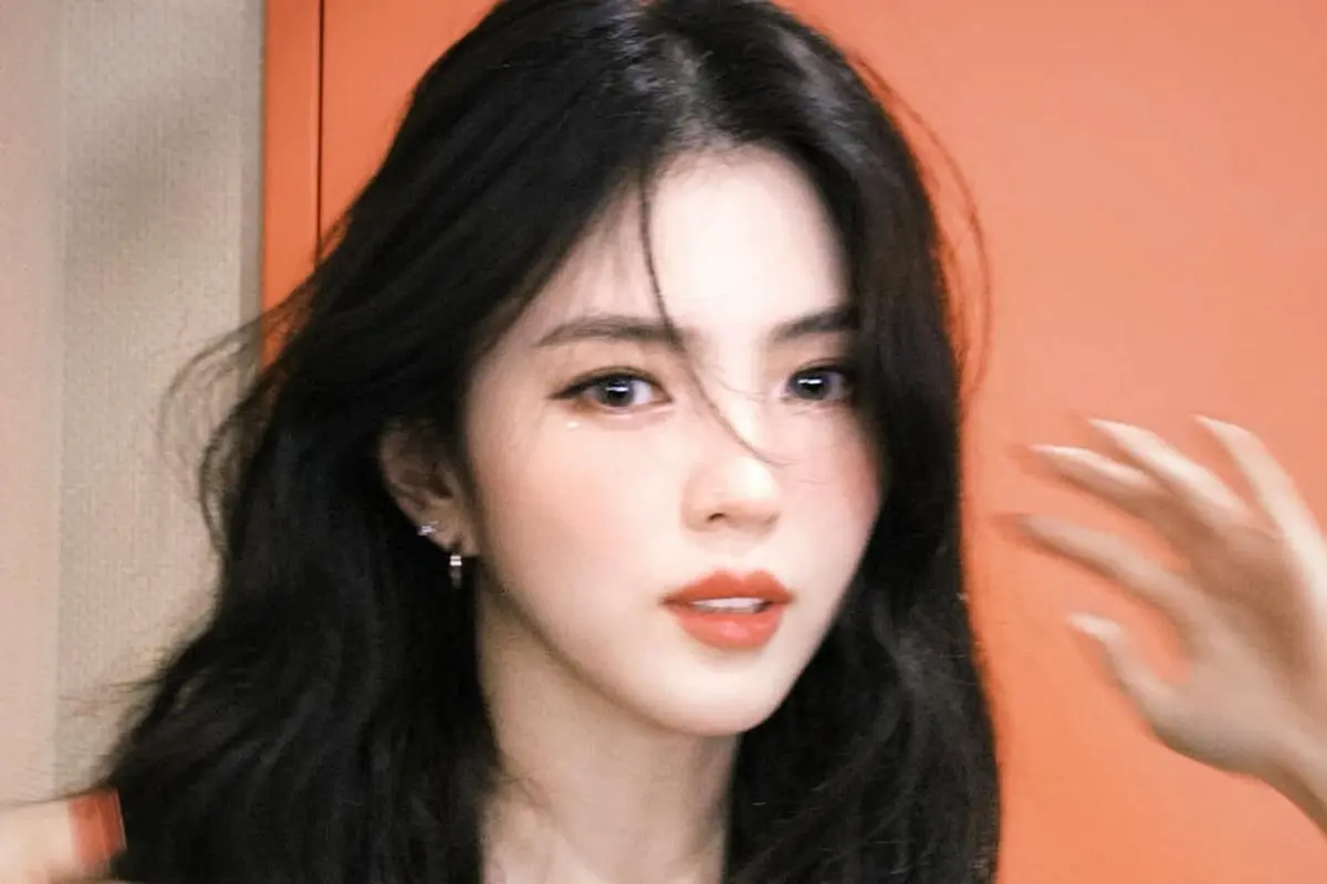 Gaya Han So-hee dengan Gaun Transparan yang Elegan