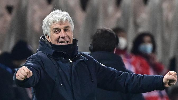 Pelatih Atalanta, Gian Piero Gasperini berselebras usai pertandingan melawan Napoli pada leg kedua semifinal Coppa Italia di stadion Azzurri d'Italia di Bergamo, Kamis (11/2/2021). Atalanta menang atas Napoli 3-1. (AFP/Miguel Medina)