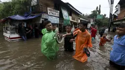 Warga menunjukkan ular yang ditemukan saat banjir di sekitar Jalan Hang Lekir, Kebayoran Lama, Jakarta Selatan, Rabu (1/1/2020). Banjir tersebut disebabkan karena tingginya intensitas hujan yang mengguyur sejak Selasa (31/12/2019). (Liputan6.com/Johan Tallo)
