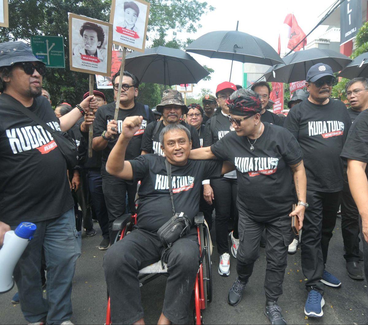 Ratusan orang dari&nbsp;unsur badan dan sayap pusat Partai Demokrasi Indonesia Perjuangan (PDIP) menggelar long march dari Kantor DPP PDIP menuju Komnas Hak Asasi Manusia (HAM) di Jakarta, Jumat (27/7/2024). Aksi ini dilakukan dalam rangka memperingati pe