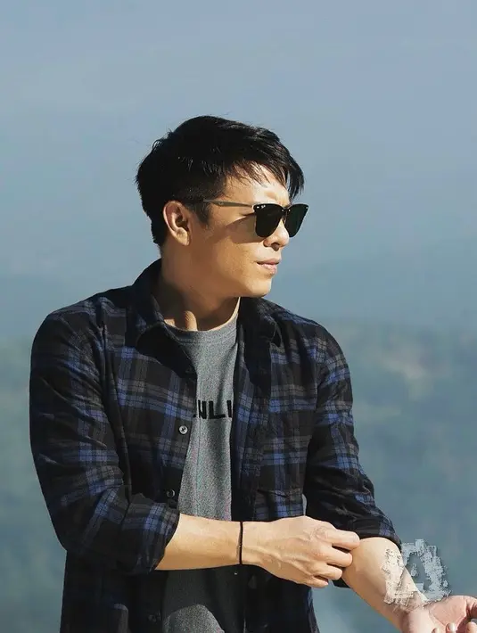 Dalam tayangan Youtube channel Sule, Ariel mengungkapkan alasannya mengapa dirinya masih sendiri hingga saat ini. Ternyata banyak hal yang masih menjadi fokus Ariel sekarang ini.  (Instagram/arielnoah)