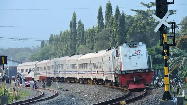 Ilustrasi – kereta api melintas di wilayah Daop 5 Purwokerto. (Foto: Liputan6.com/KAI Daop 5 PWT/Muhamad Ridlo)