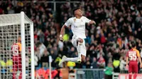 Penyerang Real Madrid Rodrygo melakukan selebrasi usai mencetak gol ke gawang Galatasaray pada pertandingan Grup A Liga Champions di Stadion Santiago Bernabeu, Madrid, Spanyol, Rabu (6/11/2019). Rodrygo mencetak hattrick saat Real Madrid membantai Galatasaray 6-0. (AP Photo/Bernat Armangue)