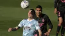 Striker Celta Vigo, Iago Aspas (kiri) mengontrol bola di depan gelandang Real Madrid, Casemiro dalam laga lanjutan Liga Spanyol 2020/2021 pekan ke-28 di Balaidos Stadium, Sabtu (20/3/2021). Celta Vigo kalah 1-3 dari Real Madrid. (AP/Lalo R. Villar)