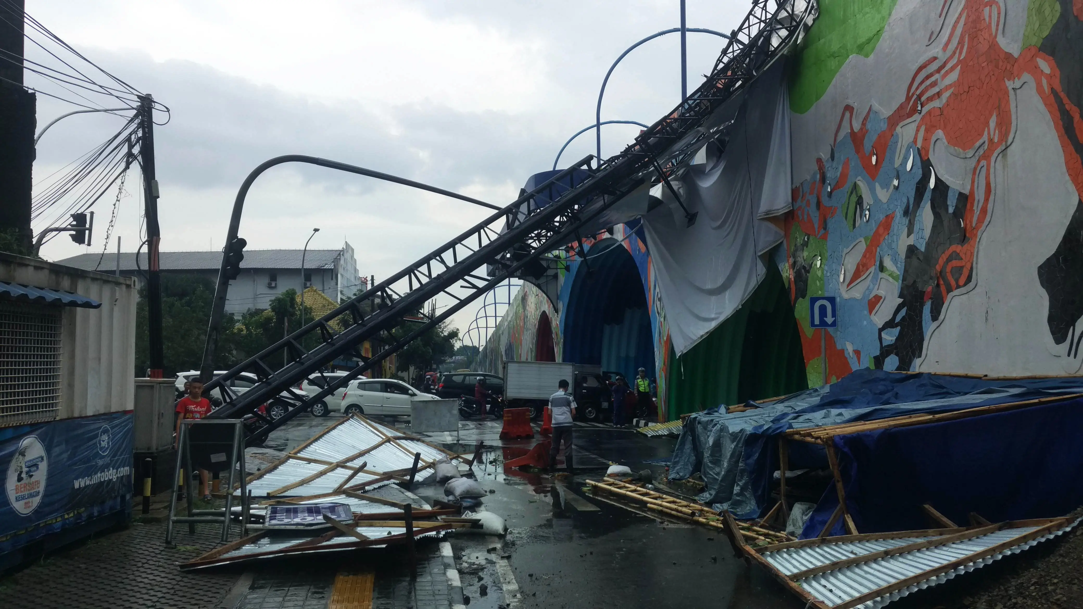 Papan reklame raksasa setinggi 15 meter roboh menimpa jembatan layang Pelangi di Antapani, saat hujan es disertai angin kencang menerjang Kota Bandung. (Liputan6.com/Kukuh Saokani)