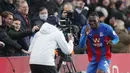 Striker Crystal Palace, Christian Benteke melakukan selebrasi usai mencetak gol ke gawang Arsenal dalam laga lanjutan Liga Inggris 2020/2021 pekan ke-37 di Selhurst Park, London, Rabu (19/5/2021). Crystal Palace kalah 1-3 dari Arsenal. (AP/Frank Augstein/Pool)