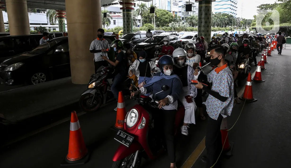 Pengunjung antre untuk memasuki di Pantai Karnaval Ancol, Jakarta, Jumat (14/5/2021). Pemprov DKI Jakarta pada libur Lebaran 2021 membuka sejumlah tempat wisata, salah satunya Ancol. (Liputan6.com/Johan Tallo)