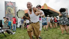 Allen Pazon saat menari di depan panggung selama New Orleans Jazz and Heritage Festival di Fair Grounds di New Orleans , AS (28/4). (Brett Duke/NOLA.com The Times-Picayune via AP)