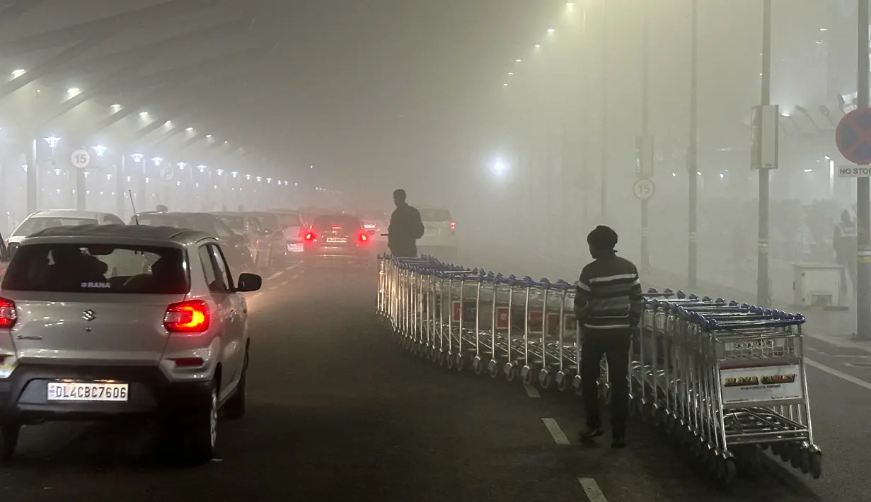 Sementara itu, sebuah kecelakaan besar yang melibatkan lebih dari selusin kendaraan terjadi pada hari Senin di jalan raya Hapur-Bulandshahr di Uttar Pradesh karena kondisi berkabut. (AP Photo/Manish Swarup)