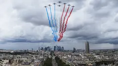 Angkatan Udara Prancis Patrouille de France tampil saat latihan untuk parade Hari Bastille di Paris Senin (12/7/2021). Hari Bastille adalah hari libur nasional Prancis yang memperingati awal Revolusi Prancis pada 14 Juli 1789. (AP Photo/Lewis ceria)