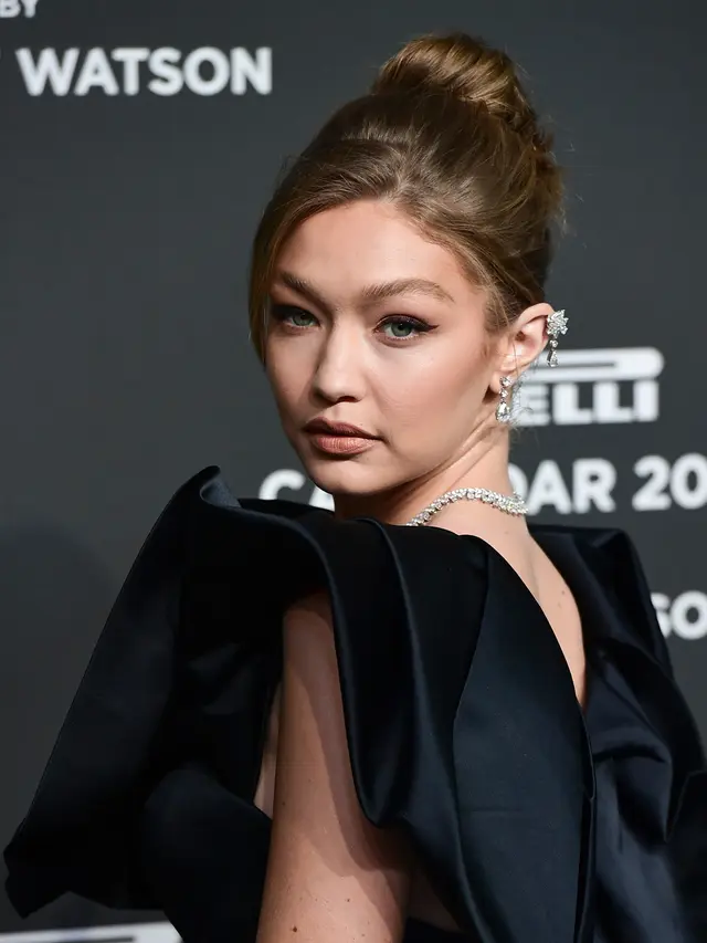 Pesona Gigi Hadid Bergaun Hitam di Milan