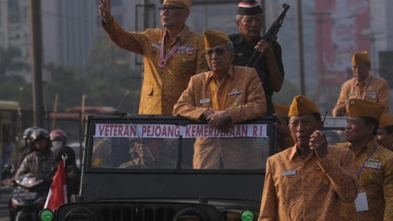 Semarak pawai Hari Veteran, bekas pejuang bawa bambu runcing