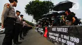 Sejumlah aktivis Jaringan Solidaritas Korban untuk Keadilan melakukan Aksi Kamisan di sebrang Istana Merdeka, Jakarta, Kamis (16/5/2024). (Liputan6.com/Angga Yuniar)