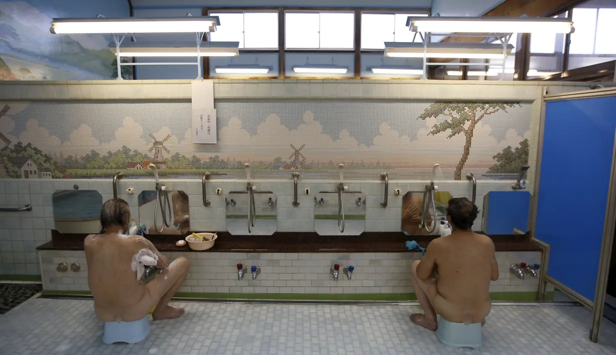 Dua orang pria sedang mandi di salah satu pemandian umum , Tokyo,Jepang,  Senin (5/10/2015) .Kini pemandian air panas umum di jepang hanya tersisa 700 tempat bila dibandingkan dengan tahun 1960 lalu. (REUTERS/Issei Kato)