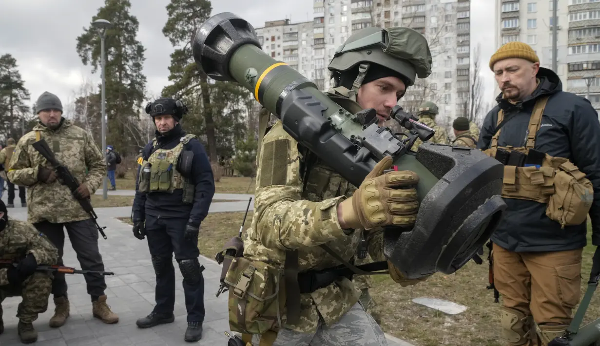 Anggota Pasukan Pertahanan Teritorial Ukraina memegang senjata anti-tank NLAW, di pinggiran Kyiv, Ukraina (9/3/2022). Pihak berwenang mengumumkan gencatan senjata baru pada hari Rabu untuk memungkinkan warga sipil melarikan diri dari kota-kota di sekitar ibu kota, Kyiv. (AP Photo/Efrem Lukatsky)