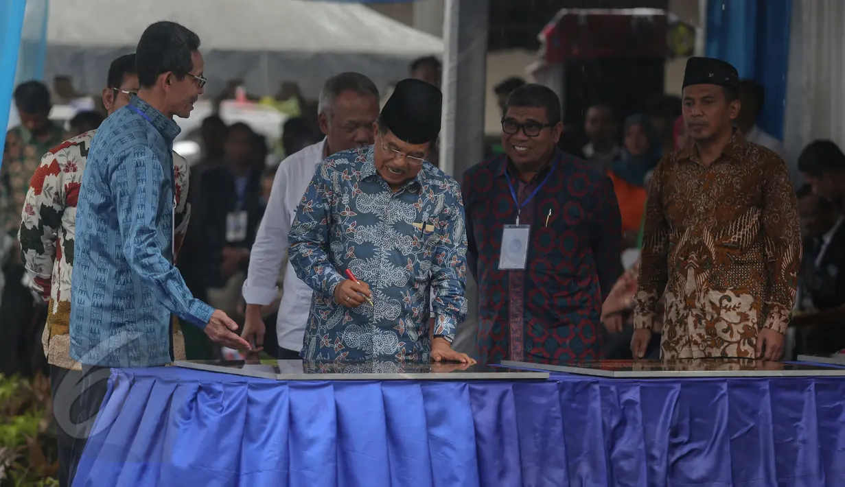 Wakil Presiden Jusuf Kalla menandatangani peresmian Menara Iqra di Universitas Muhammadiyah Makassar, Minggu (7/5/2015). Gedung ini pertama dibangun Juli 2007 saat Jusuf Kalla menjabat sebagai wakil presiden. (Liputan6.com/Faizal Fanani)