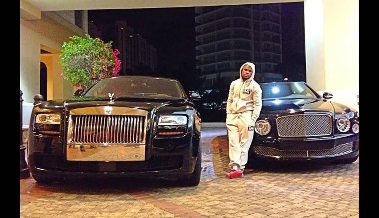 Selain itu, Flyod Mayweather juga memposting foto saat berpose di depan dua mobil mewah miliknya, Rolls Royce Ghost dan Bentley Mulsanne. (instagram.com/floydmayweather)